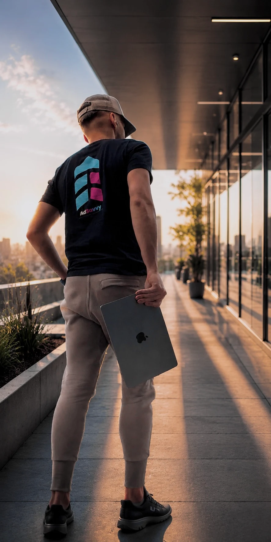 Michał Staniek – Performance Marketing Specialist na tarasie o zachodzie słońca